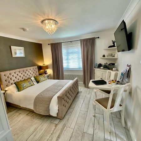 The Knightwood Oak A Luxury King Size En-Suite Space - Lymington New Forest With Totally Private Entrance - Key Box Entry - Free Parking & Private Outdoor Seating Area - Town ,Shops , Pubs & Solent Way Walking Distance & Complimentary Breakfast Items ภายนอก รูปภาพ