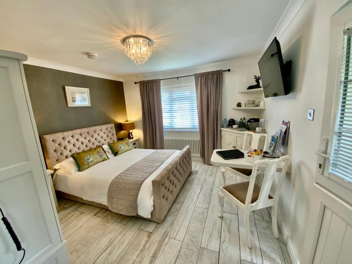 The Knightwood Oak A Luxury King Size En-Suite Space - Lymington New Forest With Totally Private Entrance - Key Box Entry - Free Parking & Private Outdoor Seating Area - Town ,Shops , Pubs & Solent Way Walking Distance & Complimentary Breakfast Items ภายนอก รูปภาพ