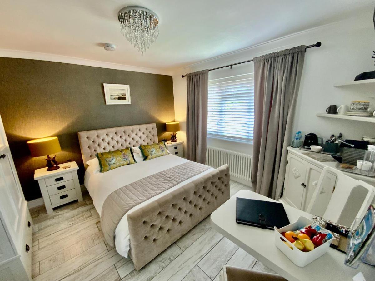 The Knightwood Oak A Luxury King Size En-Suite Space - Lymington New Forest With Totally Private Entrance - Key Box Entry - Free Parking & Private Outdoor Seating Area - Town ,Shops , Pubs & Solent Way Walking Distance & Complimentary Breakfast Items ภายนอก รูปภาพ