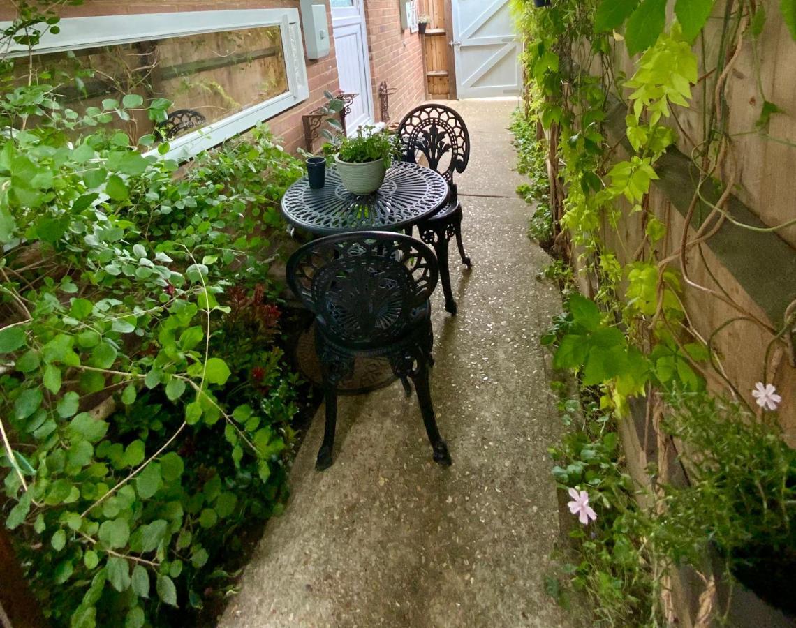 The Knightwood Oak A Luxury King Size En-Suite Space - Lymington New Forest With Totally Private Entrance - Key Box Entry - Free Parking & Private Outdoor Seating Area - Town ,Shops , Pubs & Solent Way Walking Distance & Complimentary Breakfast Items ภายนอก รูปภาพ