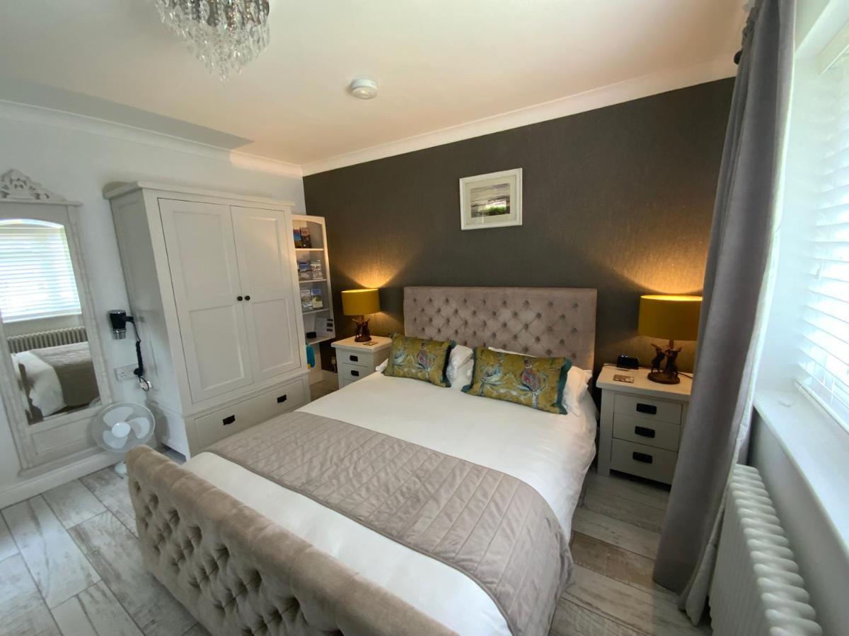 The Knightwood Oak A Luxury King Size En-Suite Space - Lymington New Forest With Totally Private Entrance - Key Box Entry - Free Parking & Private Outdoor Seating Area - Town ,Shops , Pubs & Solent Way Walking Distance & Complimentary Breakfast Items ภายนอก รูปภาพ