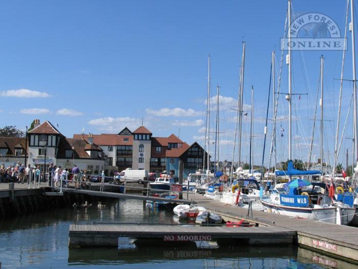 The Knightwood Oak A Luxury King Size En-Suite Space - Lymington New Forest With Totally Private Entrance - Key Box Entry - Free Parking & Private Outdoor Seating Area - Town ,Shops , Pubs & Solent Way Walking Distance & Complimentary Breakfast Items ภายนอก รูปภาพ