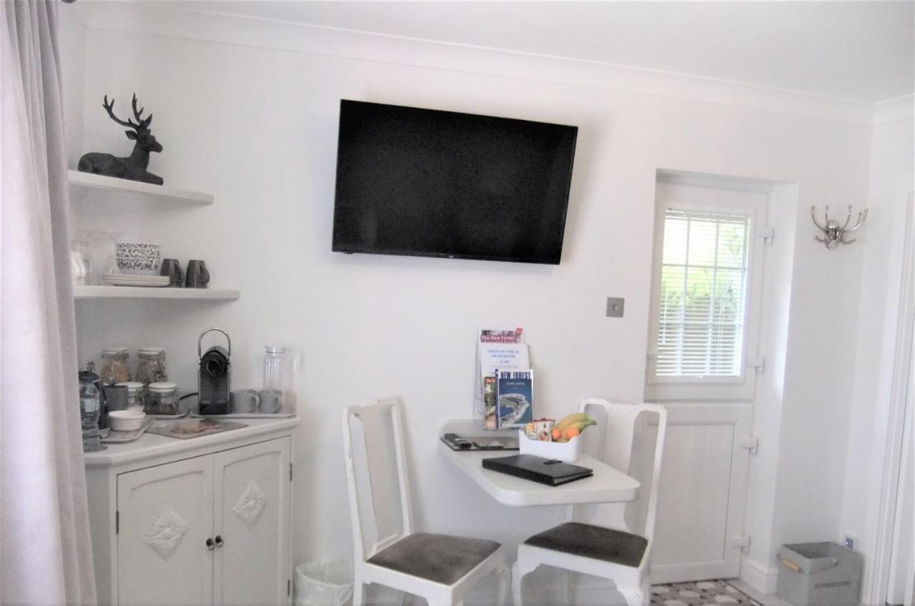 The Knightwood Oak A Luxury King Size En-Suite Space - Lymington New Forest With Totally Private Entrance - Key Box Entry - Free Parking & Private Outdoor Seating Area - Town ,Shops , Pubs & Solent Way Walking Distance & Complimentary Breakfast Items ภายนอก รูปภาพ
